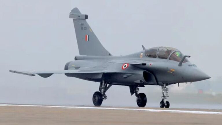 ফ্রান্সের কাছ থেকে ১১৪টি রাফাল যুদ্ধবিমান কিনছে ভারত। এ জন্য প্রাথমিক বাজেট ধরা হয়েছে ৩ দশমিক ২৫ লাখ কোটি রুপি।